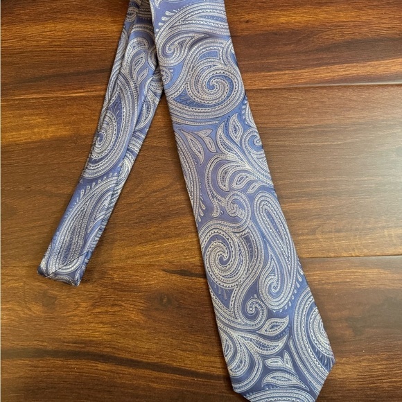 Michael Kors Blue and White Tie with Paisley Pattern - Picture 2 of 10